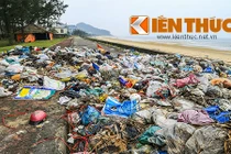 Dân bức xúc vì bãi rác “lộ thiên” nằm cạnh UBND xã bốc mùi 