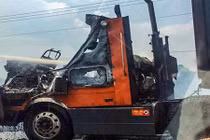 Container bốc cháy trên cao tốc, tài xế bung cửa bỏ chạy