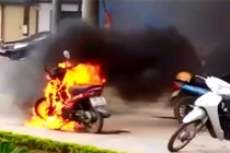Bị người yêu bỏ, nam thanh niên đốt xe máy, đánh công an