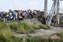 Thiếu nữ 16 tuổi đuối nước trước sự bất lực của nhóm bạn