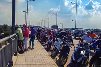 Cô gái trẻ lên giữa cầu bất ngờ gieo mình tự tử