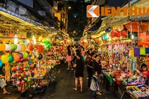 Ngắm phố lồng đèn giữa Sài Gòn rực rỡ sắc màu