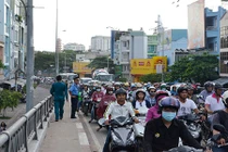 Xe ben “rải” bùn xuống đường, giao thông tê liệt