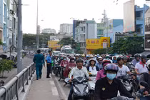 Xe ben “rải” bùn xuống đường, giao thông tê liệt