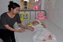 Khởi tố bảo mẫu vụ bé gái bị ngã chấn thương sọ não