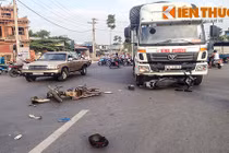 Xe tải phóng như "bay", tông liên tiếp hai xe máy