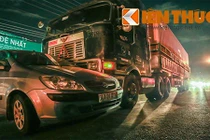 Xế hộp “dính” chặt trước đầu container, ông Tây thoát chết