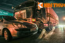 Xế hộp “dính” chặt trước đầu container, ông Tây thoát chết