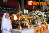 Vợ nhạc sĩ Phan Nhân nén đau thương đưa tiễn chồng