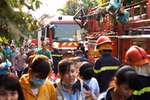 Cháy lớn giữa Sài Gòn, cả công ty may đổ sập