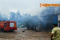 Công ty giấy bốc cháy giữa mưa, nhiều công nhân hoảng loạn