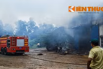 Công ty giấy bốc cháy giữa mưa, nhiều công nhân hoảng loạn