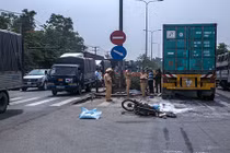 Băng qua đường, hai anh em họ bị container cán chết
