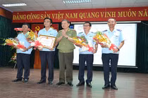 Hải quan sân bay TSN nhận bằng khen của Bộ Công an