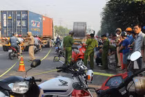 Kinh hoàng một phụ nữ bị container cán ngang người ở Bình Dương