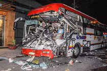 Xe giường nằm tông xe tải, nhiều người thương vong