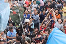 Hàng ngàn người cướp đồ cúng cô hồn... náo loạn Sài Gòn