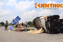 Kinh hoàng phụ xe tải văng khỏi cabin chết thảm