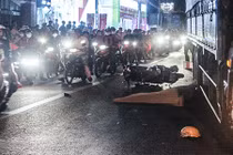 Va chạm với xe tải, cô gái trẻ chết thảm