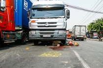 Dắt xe đạp qua đường, người phụ nữ bị container cán chết 