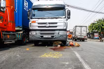 Dắt xe đạp qua đường, người phụ nữ bị container cán chết 