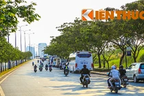 Xe khách vô tư đỗ dài trên đường cấm TP HCM