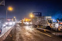 Xe tải tông liên hoàn nhiều ô tô, giao thông kẹt cứng nhiều giờ