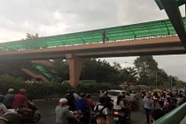 Cô gái trẻ hò hét trên cầu vượt rồi nhảy xuống đường