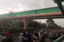 Cô gái trẻ hò hét trên cầu vượt rồi nhảy xuống đường