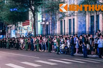 Người dân TPHCM đứng cả đêm chờ gặp, bắt tay Tổng thống Obama