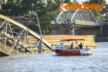 Hai cẩu khủng khắc phục sự cố sập cầu Ghềnh đã đến sông Đồng Nai