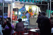 Chồng lấy kéo đâm chết vợ: Mẹ chết, cha ở tù, con bơ vơ