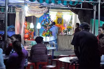 Chồng lấy kéo đâm chết vợ: Mẹ chết, cha ở tù, con bơ vơ