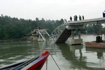 Nước lũ cuốn sập cầu ở Đồng Nai, hàng trăm hộ dân bị cô lập