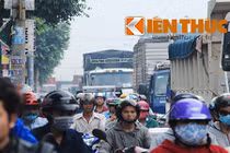 Bình Dương: Kẹt xe dài 5km, hàng trăm tài xế ngủ trên đường