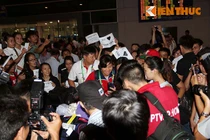 Hình ảnh Ánh Viên bị “bủa vây” ở sân bay Tân Sơn Nhất