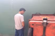 TP HCM xử phạt nhiều người đái bậy trên vỉa hè