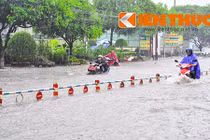Đồng Nai: Mưa lớn “giải nhiệt”, đường phố Biên Hòa biến thành “sông”
