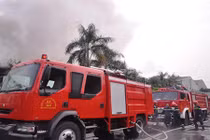 Cháy kinh hoàng trong KCN Vĩnh Lộc, hàng trăm lính cứu hỏa dập lửa