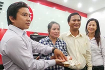 Chị Hồng “ve chai” đã nhận lại hơn 1 triệu Yên