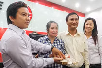 Chị Hồng “ve chai” đã nhận lại hơn 1 triệu Yên