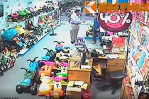 Cặp đôi người nước ngoài "thôi miên" lấy cắp tiền ở TP HCM