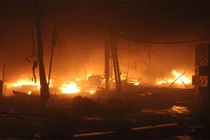 Cả dãy shop thời trang bốc cháy, hàng tỷ đồng thành tro