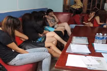 TP HCM: Tiếp viên nhà hàng ăn mặc khiêu dâm chạy tán loạn