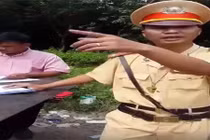 Thiếu nữ dập môi vì đòi CSGT giải thích bị đe trả thù?