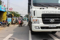 Bị xe tải kéo lê, một phụ nữ chết thảm