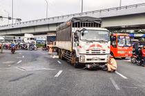 Xe tải ôm cua tông xe máy, một phụ nữ tử vong