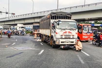 Xe tải ôm cua tông xe máy, một phụ nữ tử vong