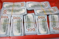 Bắt giữ 90.000 USD vận chuyển trái phép qua đường hàng không