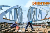 Ảnh: Hối hả chuẩn bị cho công tác lao lắp dầm cầu Ghềnh